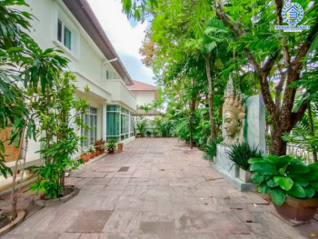 *****บ้านเดี่ยวมือสองย่านกรุงเทพฯ ม.เอ็นริช พาร์ค กาญจนาภิเษก หลังมุม เนื้อที่กว้างเกือบ 263 ตร.ว. ฟังก์ชัน 3 ห้องนอน 4 ห้องน้ำ ที่จอดรถ 4 คัน บ้านหลังใหญ่ ตกแต่งพร้อมอยู่ พื้นที่รอบบ้านกว้างขวาง โครงการอยู่ติดถนนกาญจนาภิเษก เดินทางสะดวกด้วยรถไฟฟฟ้าสายสีน้ำเงิน "สถานีหลักสอง" จองเลย!